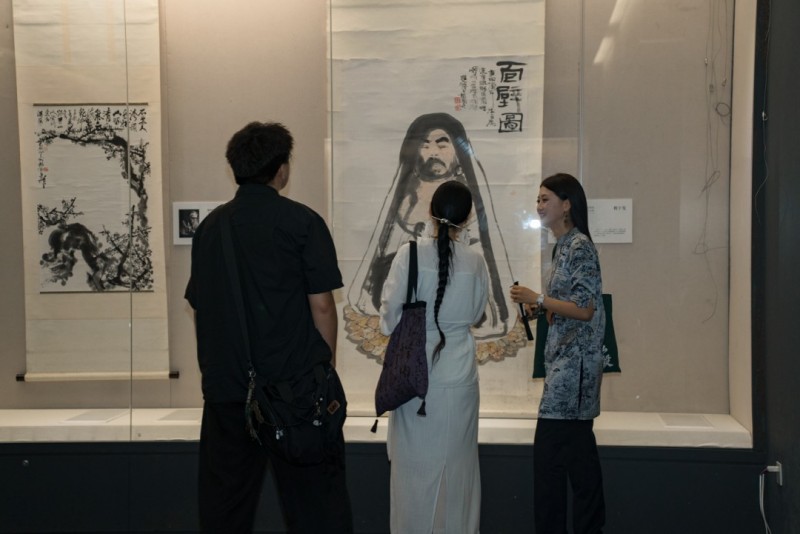 市民游客一起探讨画。乐山市美术馆供图