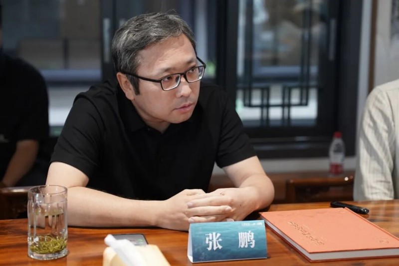 張鵬進行學術評議。樂山市美術館供圖