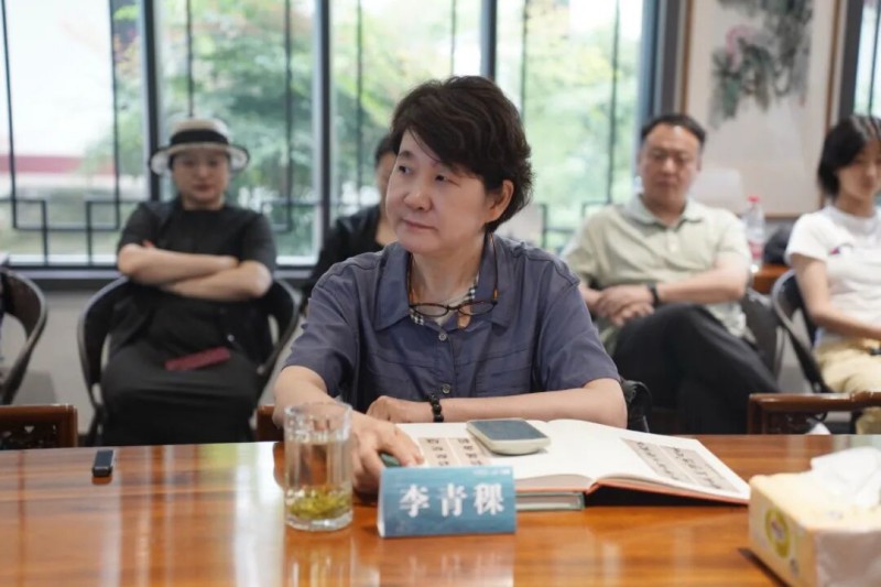 李青稞發言。樂山市美術館供圖