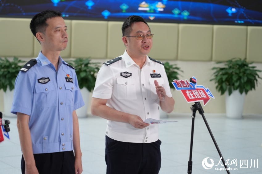 成都市公安局交通管理局副局长周伟潮主持发布会。人民网记者 李平摄