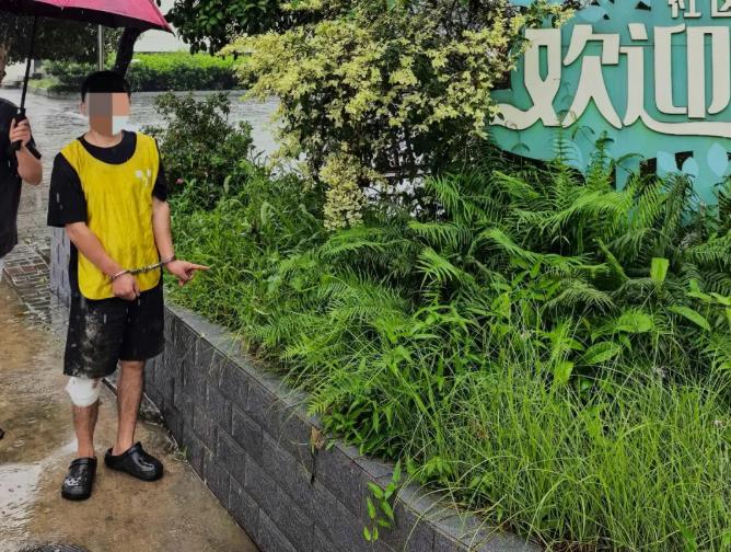 萬某某指認送貨地點。新都公安供圖