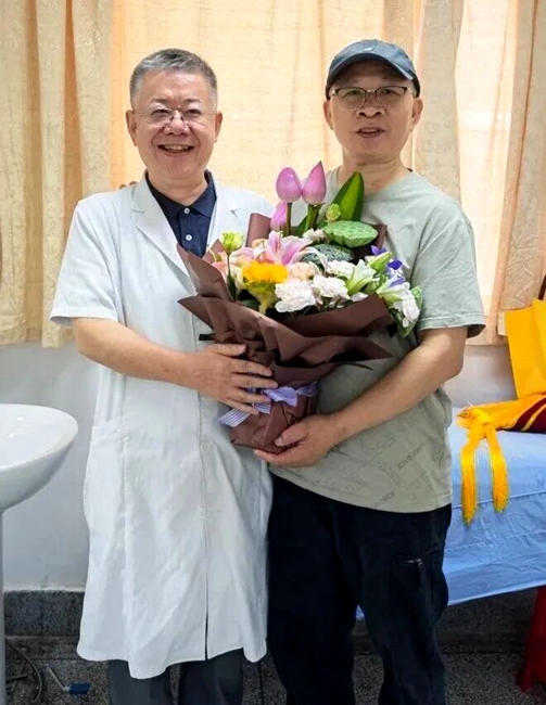 2026年8月，老尹专程来医院看望张明仪医生。医院供图