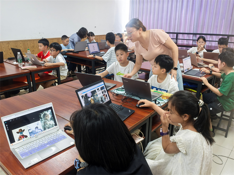 机构老师指导孩子们学习数字创作。青羊区图书馆供图