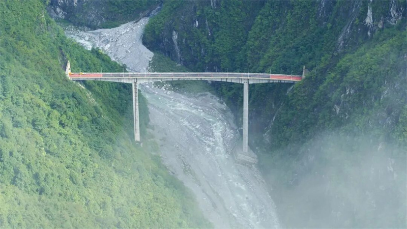 绵茂公路架设的桥梁。绵竹市委宣传部供图