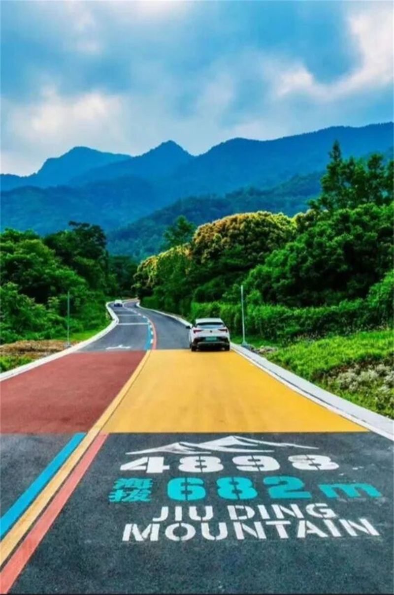 龙门之巅国际旅游度假区1号公路上的自驾游车。绵竹市委宣传部供图