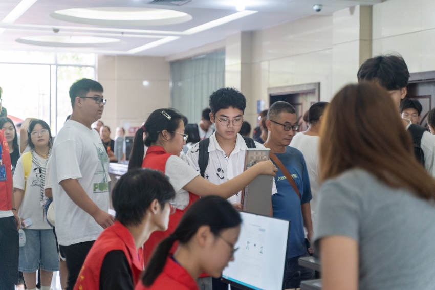 工作人员正在为报道的新生录入信息。四川工程职业技术大学供图