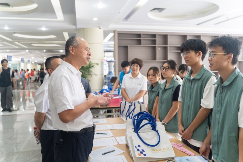 入校报道现场。四川工程职业技术大学供图