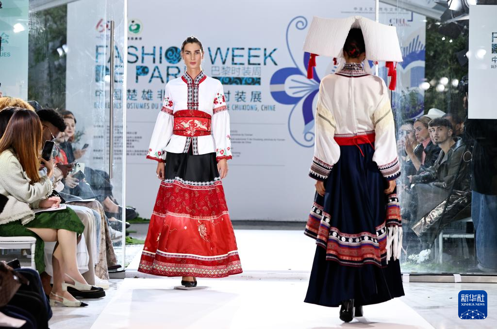 模特在法国巴黎举行的中国楚雄非遗服饰时装展上展示时装。新华社发