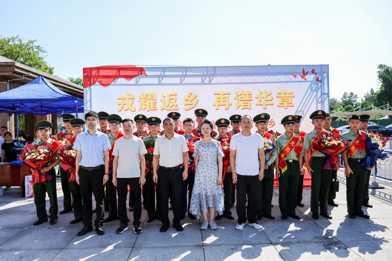 集体合影。富顺县退役军人事务局供图