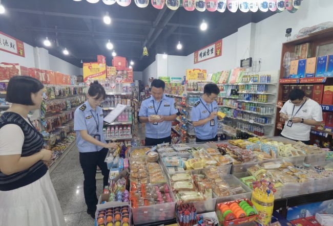 执法人员检查校园周边食品安全。宋红斌供图