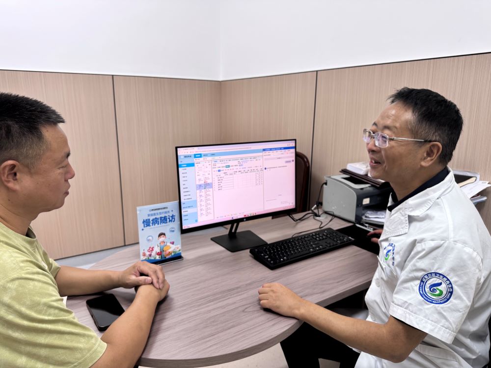 涪城城郊乡卫生院临床医生使用ai辅助诊疗工具。绵阳市卫生健康委供图