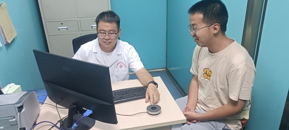 梓潼文昌镇卫生院临床医生使用ai智能语音工具进行医患沟通生成病历。绵阳市卫生健康委供图