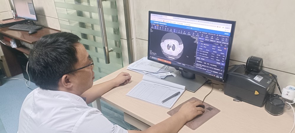 梓潼文昌镇卫生院影像技师使用ai影像阅片工具进行辅助阅片。绵阳市卫生健康委供图