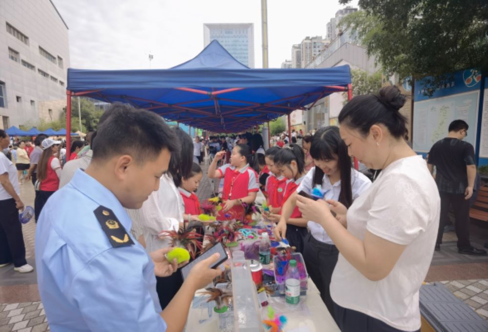 群众参与现场活动。南江县委宣传部供图