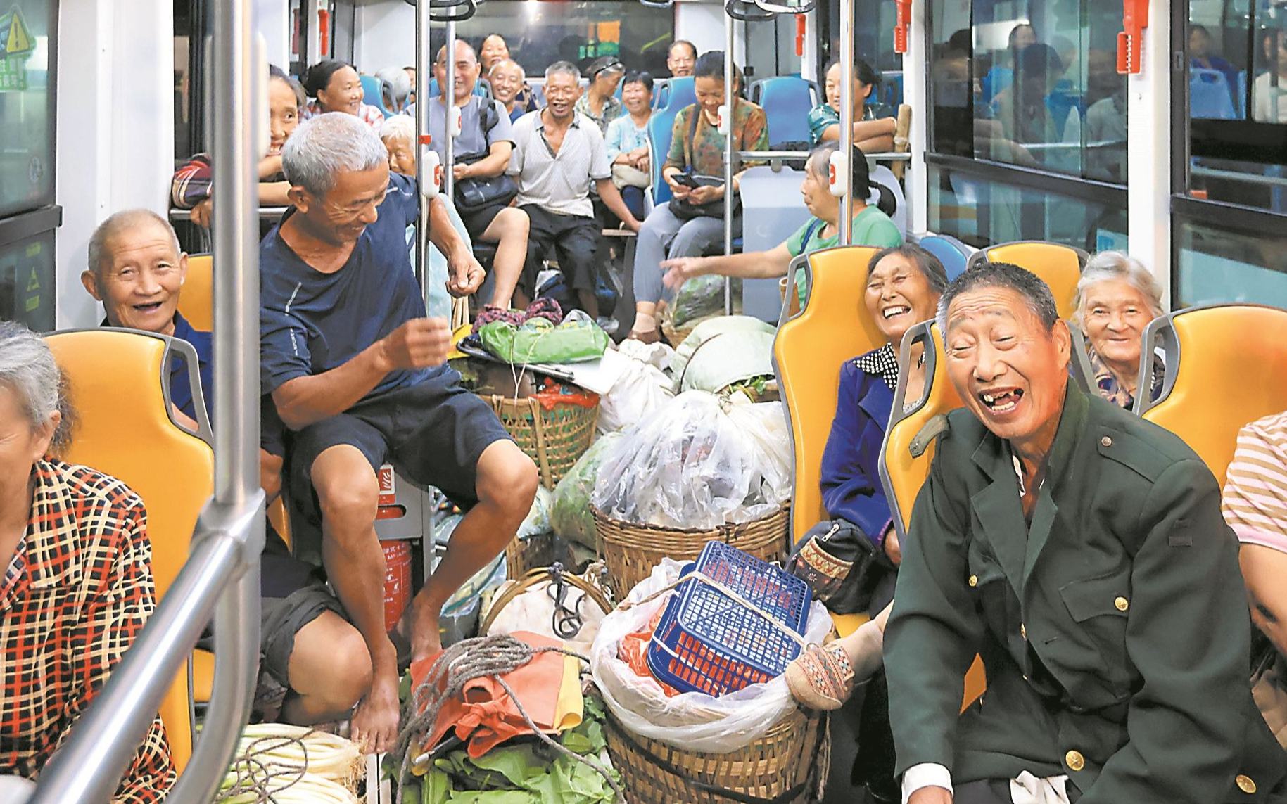 村口来了早班车 装上蔬果就进城