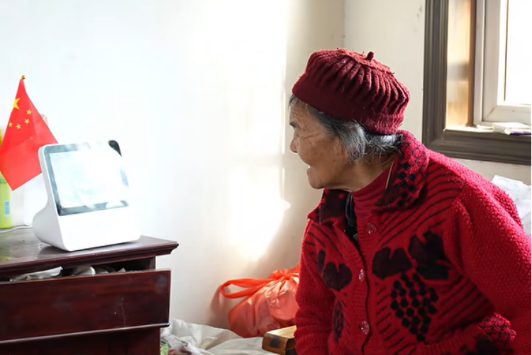 銀發族與智屏交互。中國電信四川公司供圖