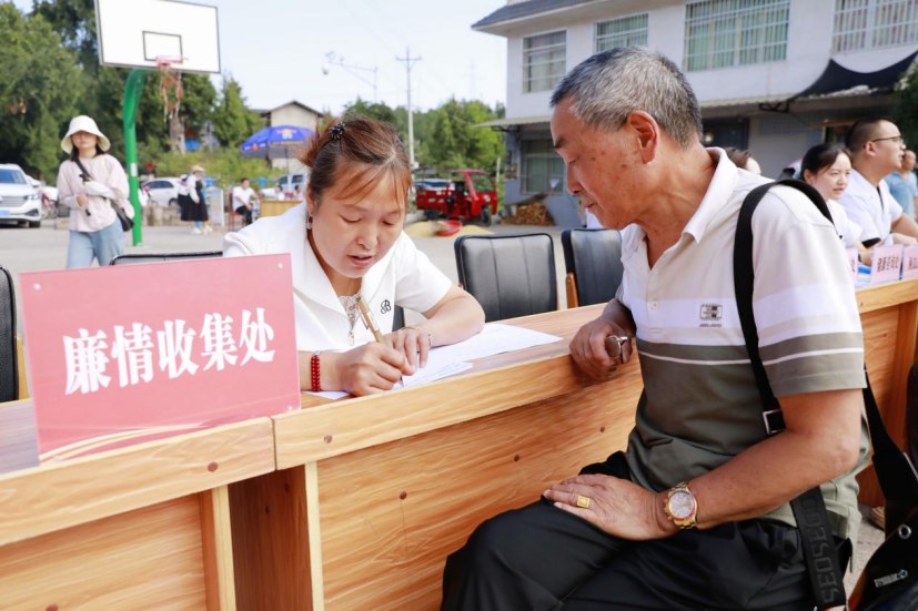 通江县麻石镇设置廉情收集处倾听群众诉求。通江县委宣传部供图