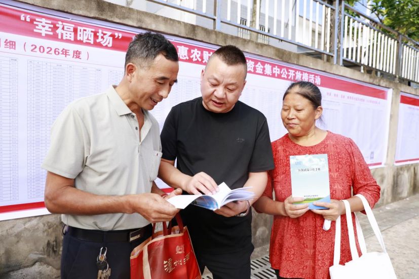 通江县医保局工作人员现场为群众讲解医保政策。通江县委宣传部供图