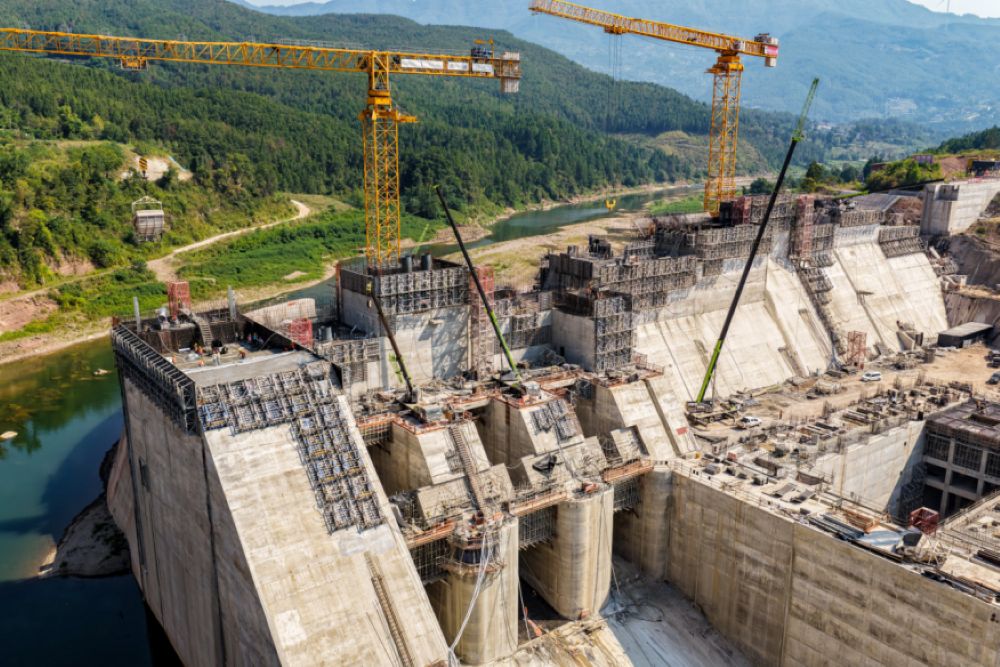 由中鐵十一局承建的國家重點水利工程青峪口水庫項目建設工地正在施工作業。程聰攝