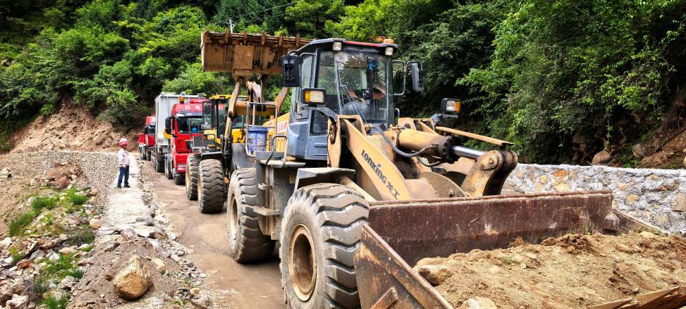 保通人员全程跟踪大件运输。四川大唐国际甘孜水电开发有限公司供图