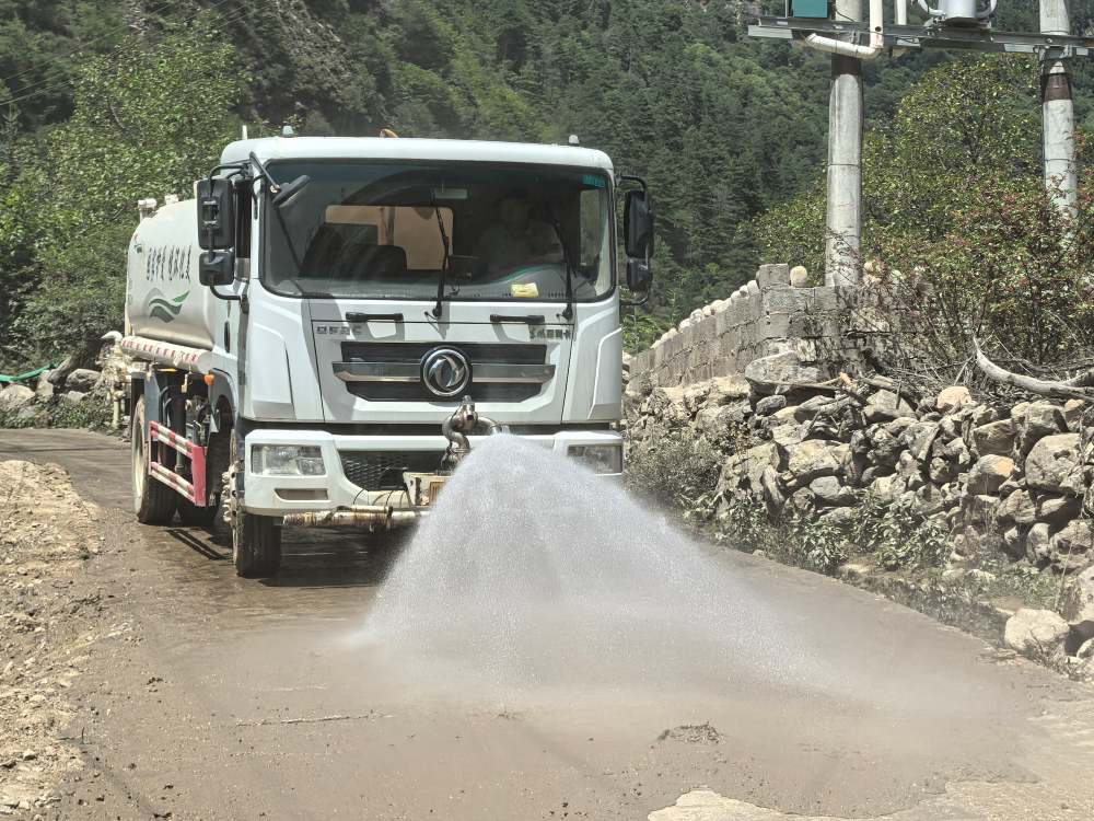 洒水车每天对运输车辆经过道路进行喷水除尘。四川大唐国际甘孜水电开发有限公司供图