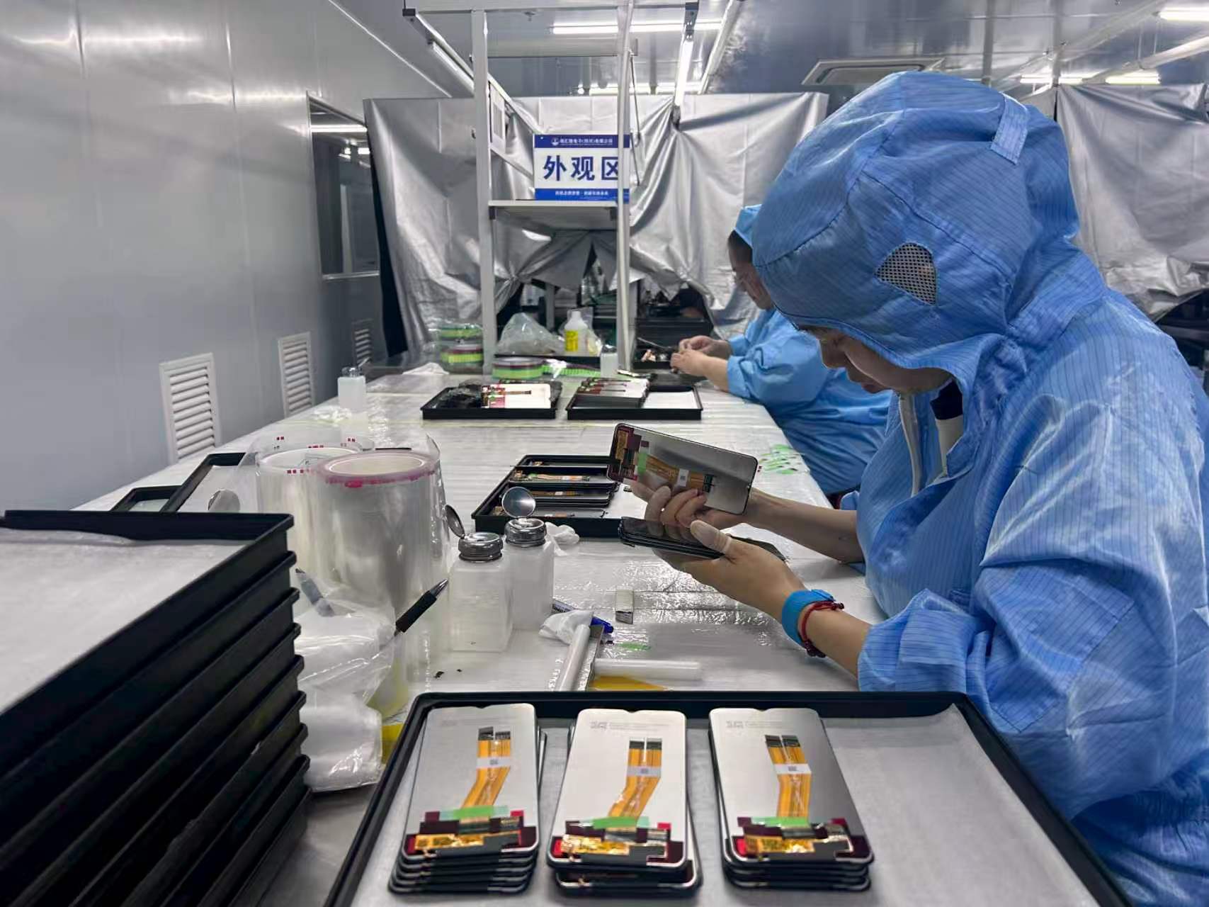 創匯隆電子（四川）有限公司加足馬力忙生產。周媛攝