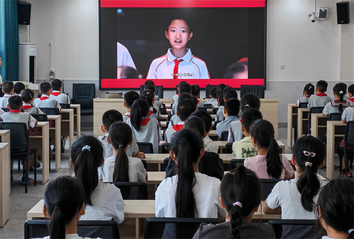 学生观看说唱视频。贡井区退役军人事务局供图