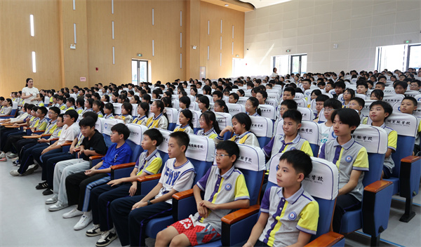 学生们认真聆听。自贡市退役军人事务局供图