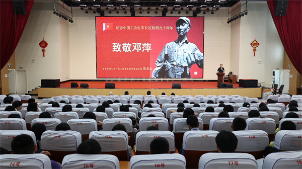 红色宣讲进校园。自贡市退役军人事务局供图