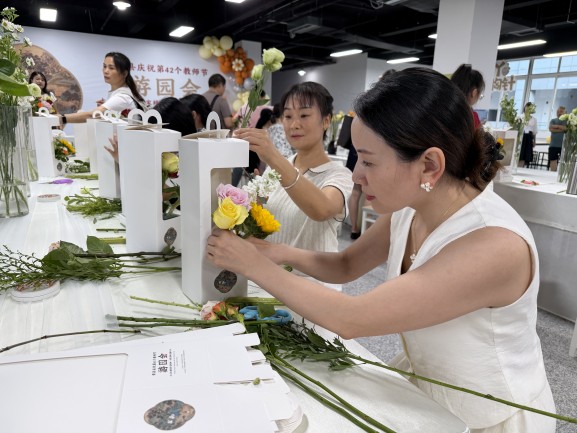 插花创作体验。曾莉供图
