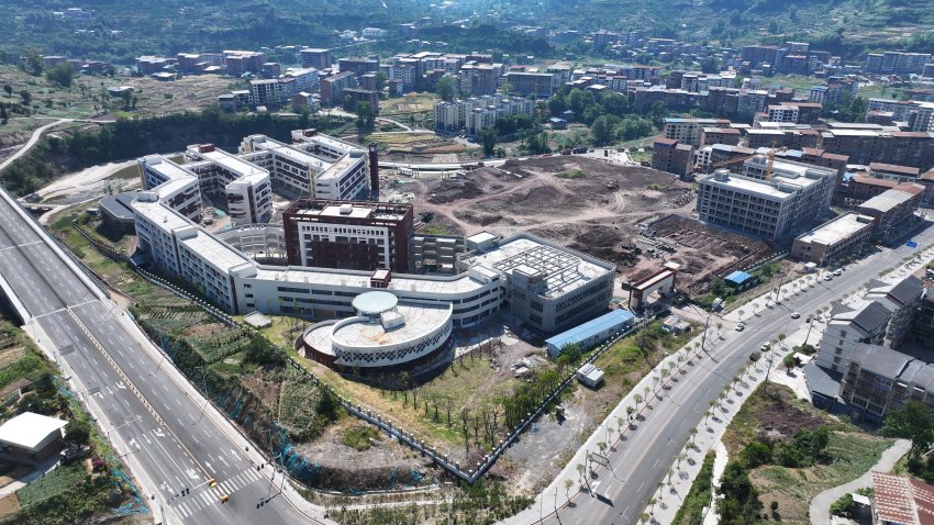 宣漢縣南壩中學遷建項目施工現場。
