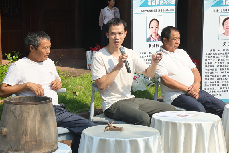 家庭代表正在講述老物件的故事。翠屏區融媒體中心供圖
