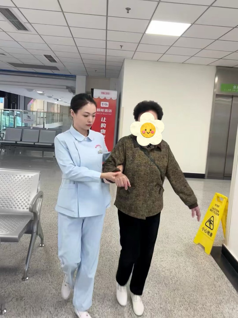 天府院区门诊,护理人员主动搀扶行动不便老年患者陪同就诊。四川省骨科医院供图