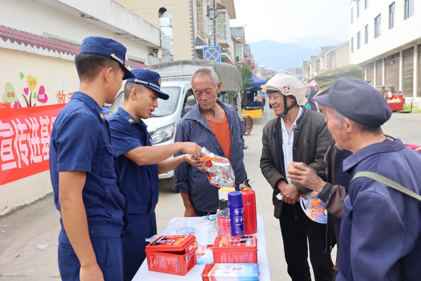 消防宣傳員化身“安全掌櫃”在集市中心擺攤設點普及消防安全知識。冕寧縣消防救援局供圖