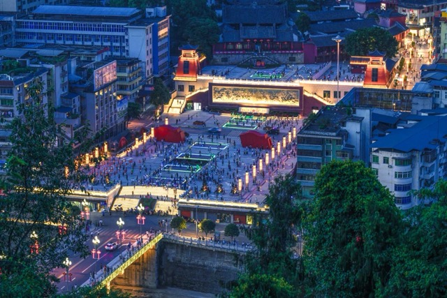 通江县城夜景。程聪摄