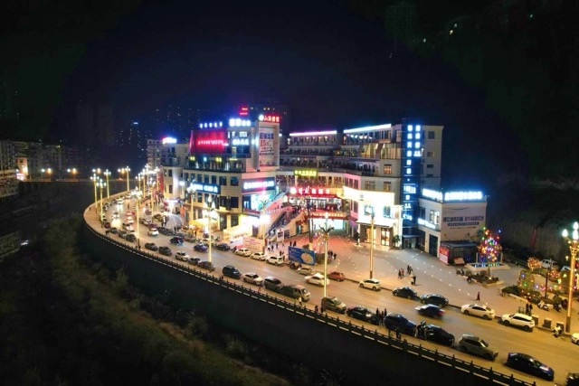 通江县开元诺水广场夜景航拍 。胡鹏摄