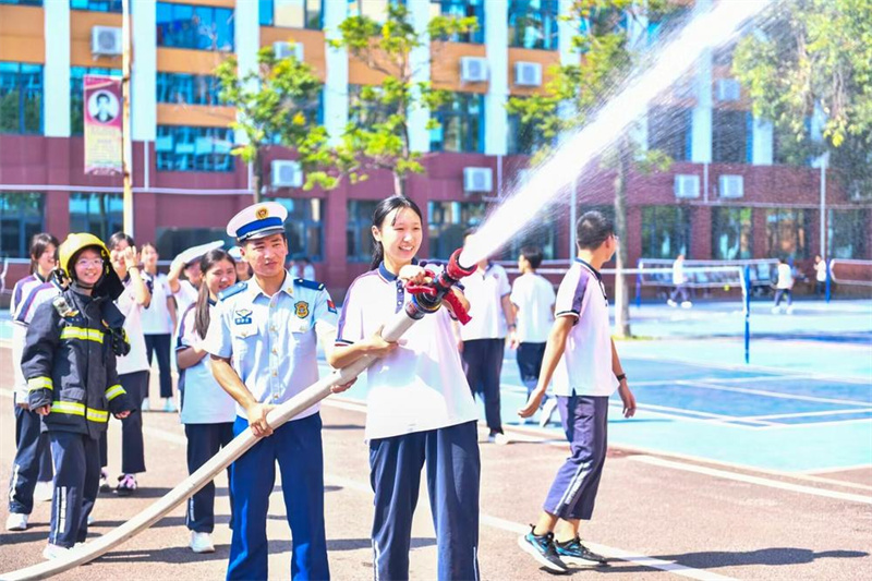體驗消防設施。廣元市融媒體中心供圖