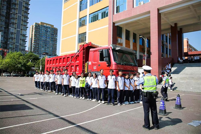 學生們親身感受駕駛人視野受限的貨車盲區范圍。廣元市融媒體中心供圖