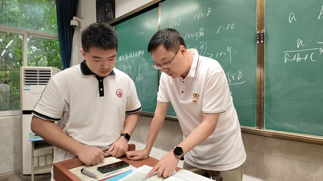 馬杰正在為學生講解習題。簡陽融媒體中心供圖