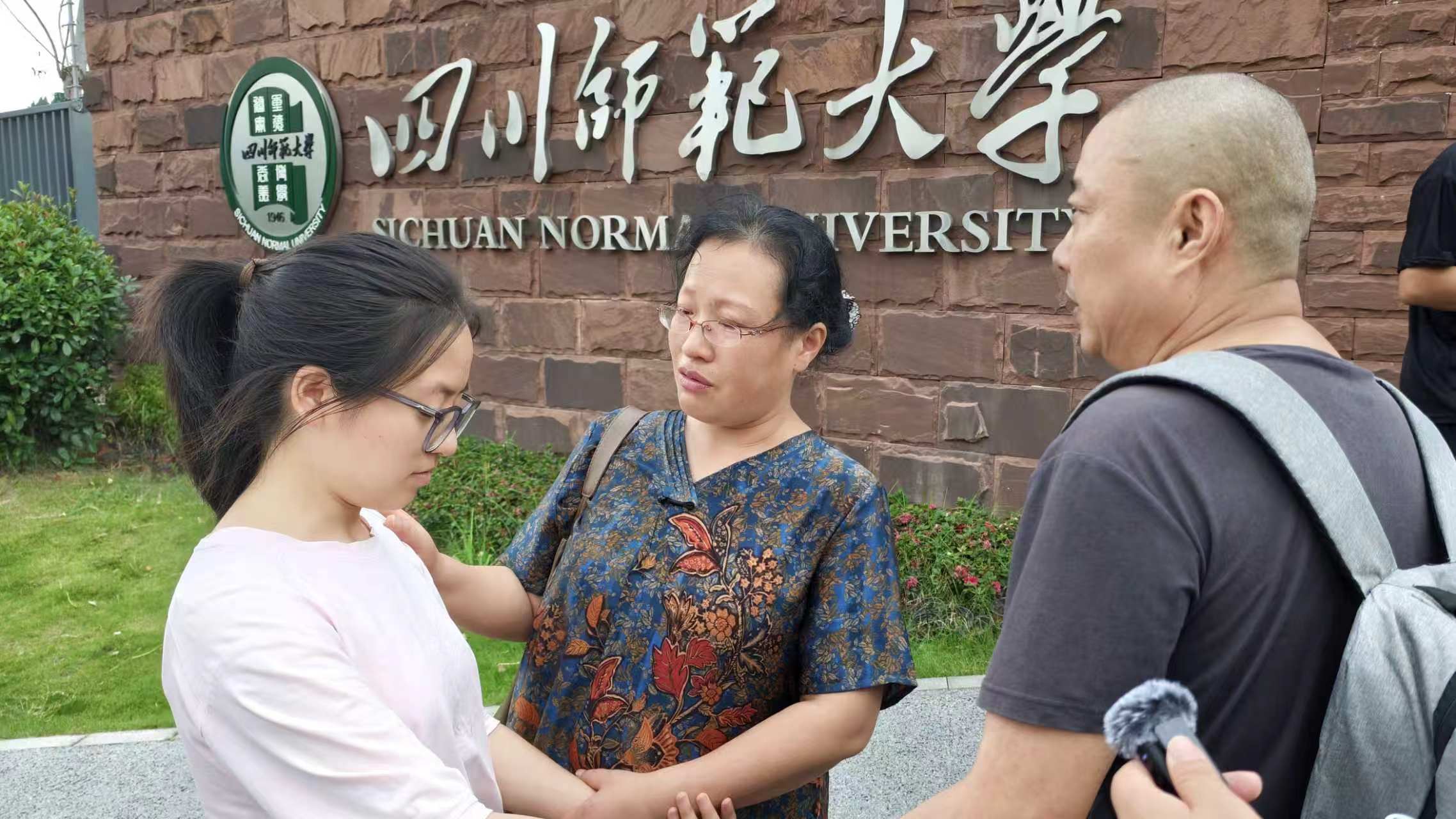 蒋贤芳夫妻和张筝依依不舍。潘政吉摄