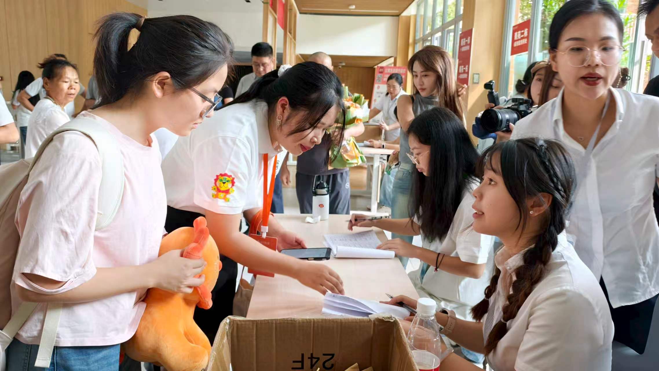 张筝(左一)到学校报到。潘政吉摄