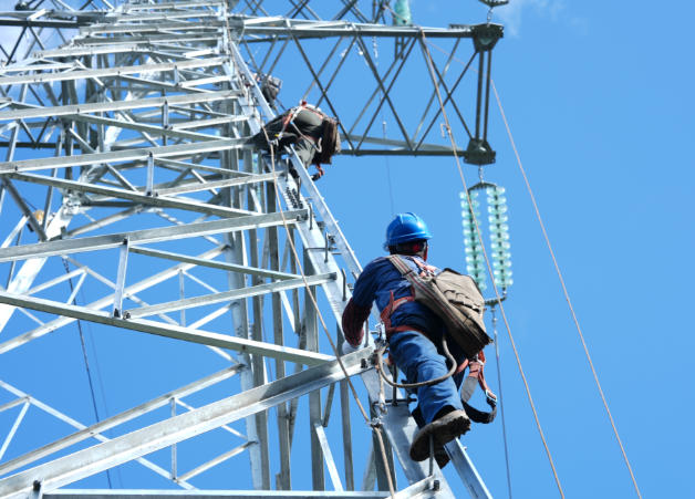 9月7日，國網阿壩供電公司輸電運檢人員在阿壩州紅原縣，對110千伏馬龍線開展綜合檢修工作。國網阿壩供電公司供圖
