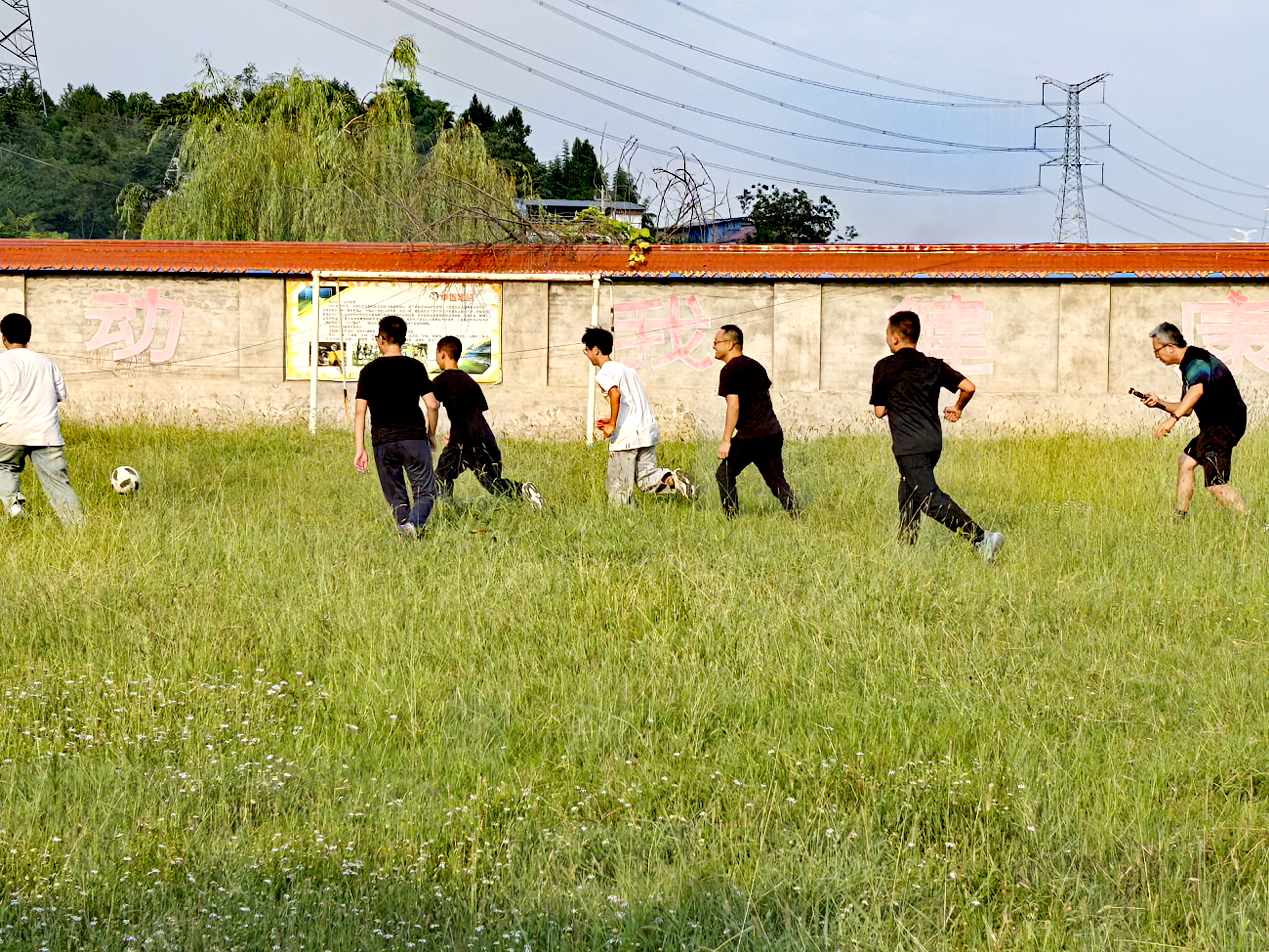 毛先兵和同学们一起踢球。