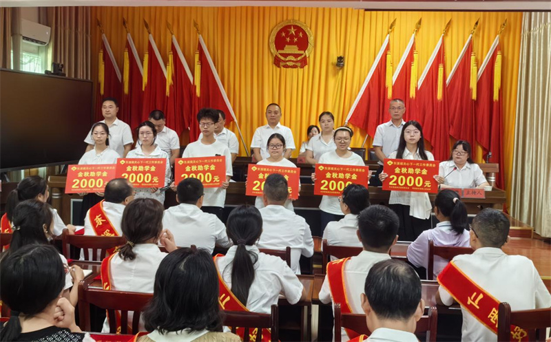 學子領取金秋助學金。張百順供圖