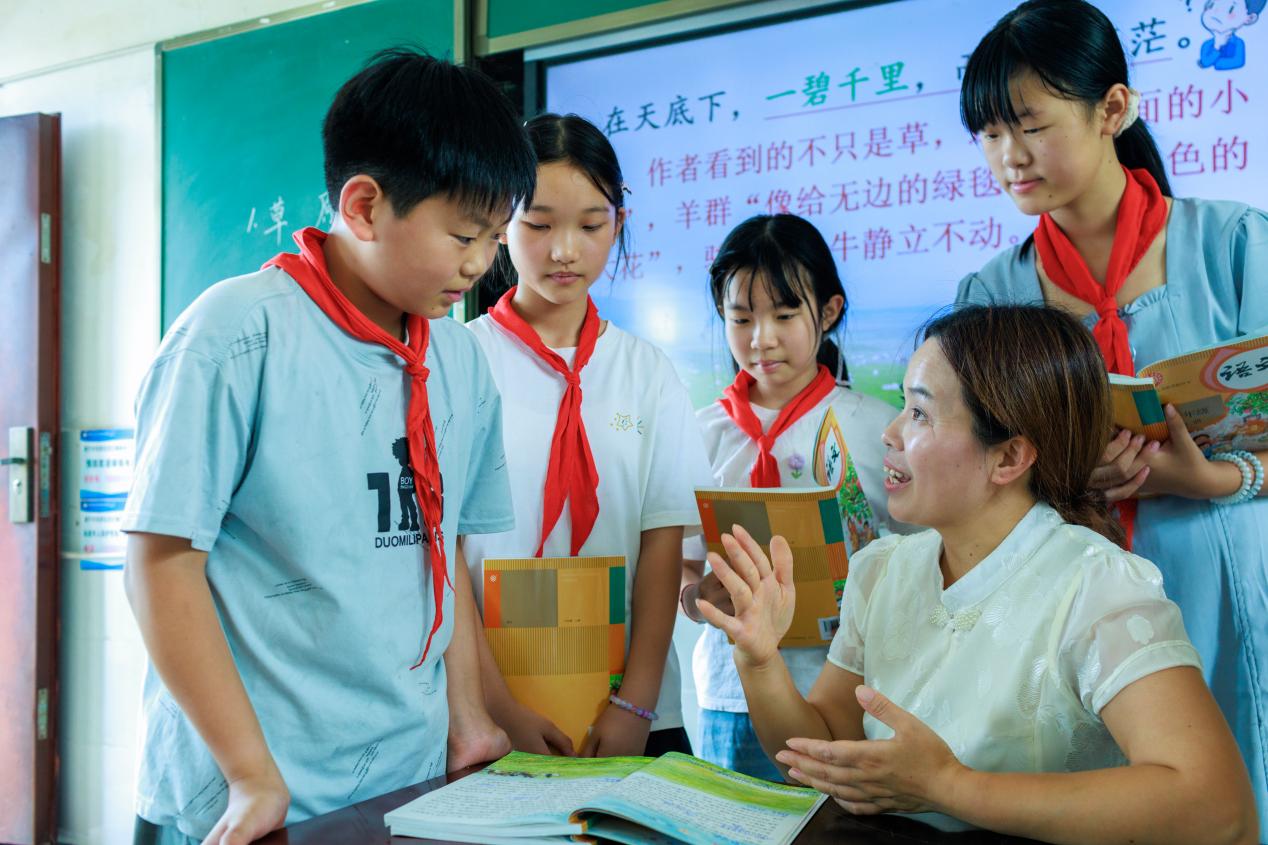 羅玉蓮課間為學生解答難題。羅自生供圖