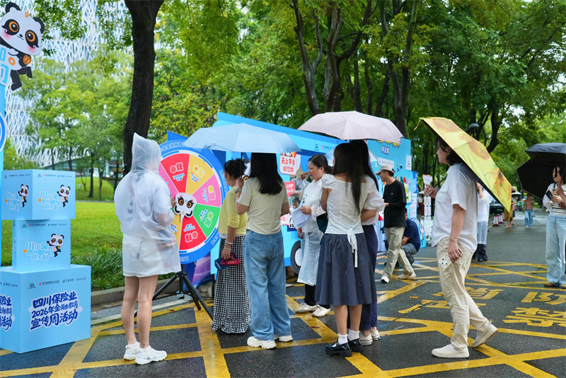 現場答題。中郵保險四川分公司供圖