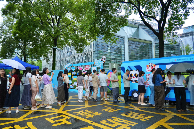 市民排隊參與活動。中郵保險四川分公司供圖