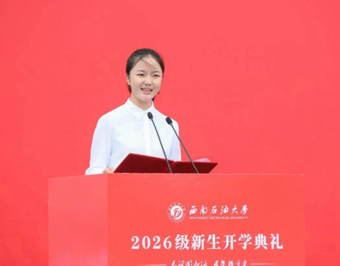 胡般若作為本科新生代表上台發言