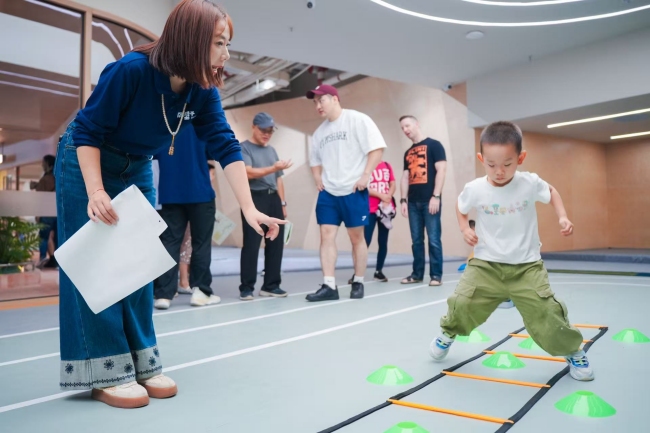 孩子们正在儿童体适能区域训练。成都轨道集团供图