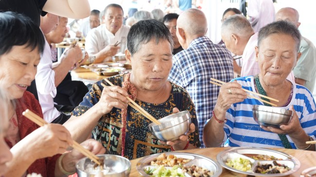 就餐现场。徐振宇供图